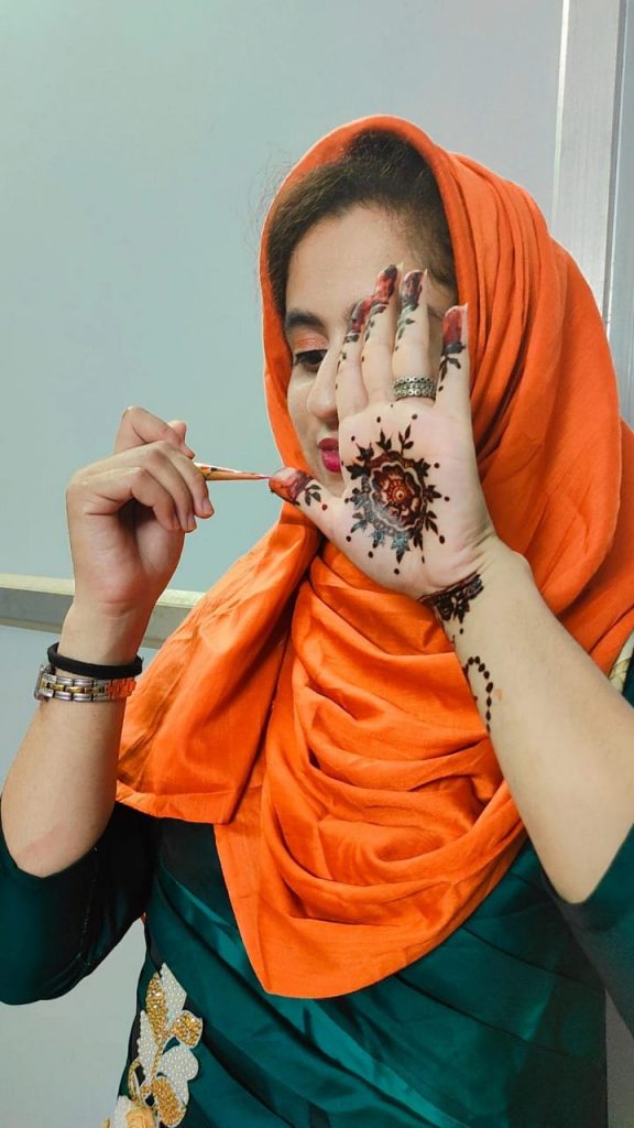 788 Likes, 1 Comments - @inspirationalhenna on Instagram: “By @r7maa94  ××××××××××××××××××× @autum… | Mehndi design photos, Rose mehndi designs,  Floral henna designs