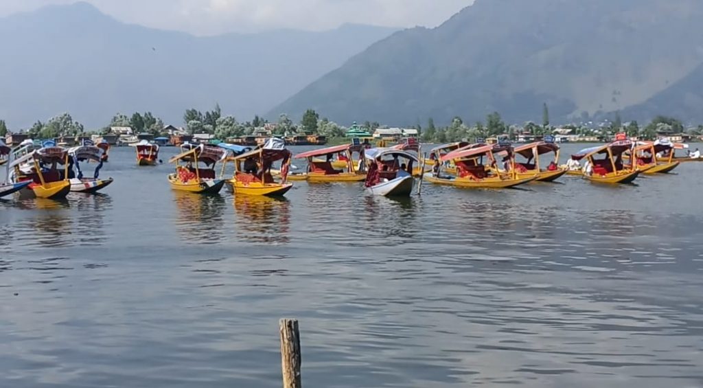 Aryans 2nd Shikara Race at Dal Lake attracts Tourists